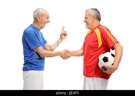 Due anziani giocatori di calcio si stringono la mano isolati su sfondo bianco Foto Stock