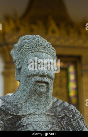 Laoshan,Cina 21/04/2016 due sculture in pietra a discutere e seduti al tavolo, uno è Confucio e uno è Lao Tse, il leader spirituale del Daoismo fuori in un tempio park in Laoshan, Cina Foto Stock