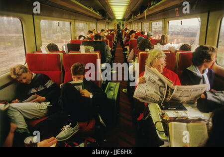 Viaggio in treno da Londra Paddington a Penzance in 1985. La British Rail Intercity 125 viaggio in treno fotografato per il Sunday Express Magazine con il permesso nel 1985. Che mostra la prima e la seconda classe di viaggio e argento al servizio di pranzo cucinato a bordo. Foto Stock