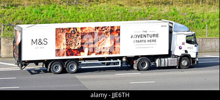 Gist hgv autocarro autocarro della catena logistica che fornisce la distribuzione di cibo a M&S negozi con un rimorchio pubblicità Marks & Spencer Pane PRODOTTI NEL REGNO UNITO Foto Stock