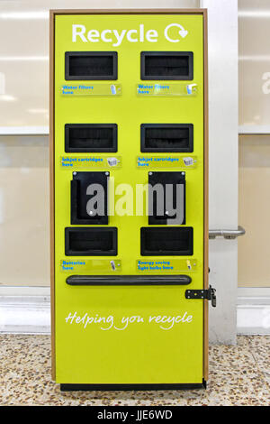 Supermercato negozio riciclaggio bidone clienti scarico prodotti domestici minoranza filtri acqua cartucce a getto d'inchiostro batterie e lampadine a risparmio energetico UK Foto Stock