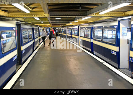 Southend pier stazione ferroviaria piattaforma a riva fine imbarco passeggeri per 1,3 miglia di viaggio al molo della stazione di testa nell'estuario del Tamigi Essex England Regno Unito Foto Stock