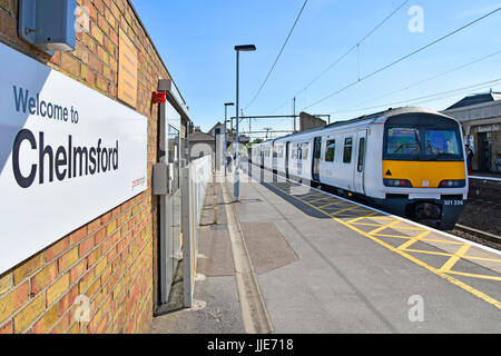 Chelmsford Essex stazione ferroviaria platform benvenuti a Chelmsford segno con maggiore Anglia treno in partenza stazione ferroviaria Foto Stock