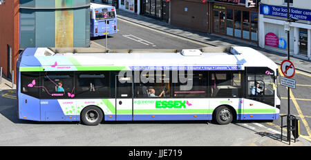 Il centro di Chelmsford Essex guarda in basso su un autobus a un piano Essex gestito dal First Group plc, che parte dalla stazione degli autobus, fermata Inghilterra UK Foto Stock