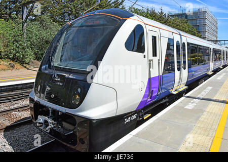 Crossrail treno Londra sette re stazione ferroviaria piattaforma tutte le stazioni di servizio del passeggero Shenfield Essex per Liverpool Street utilizzando il nuovo treno stock Foto Stock