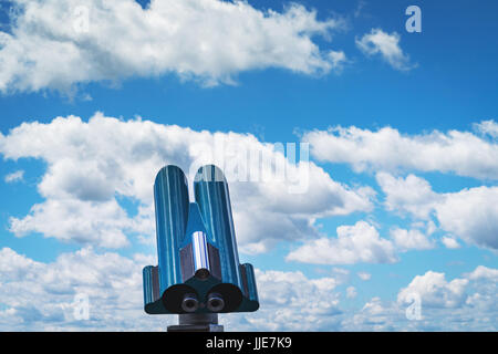 Un moderno telescopio blu nel porto di Meersburg sul Lago di Costanza, in Germania Foto Stock