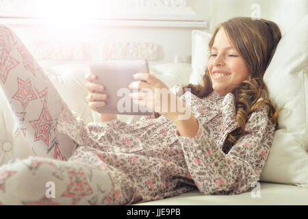 Bambina con tablet Foto Stock