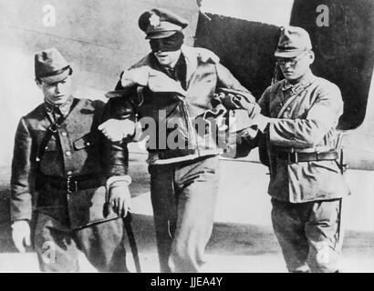 DOOLITTLE RAID su Tokyo 18 aprile 1942. Catturato US Army Airforce Lt Robert Hite, co-pilota di un B-25B dalla trentaquattresima Bomb Squadron, è portato da un giapponese di piano di trasporto. Egli fu liberato dalla prigione di Shanghai il 20 agosto 1945 Foto Stock