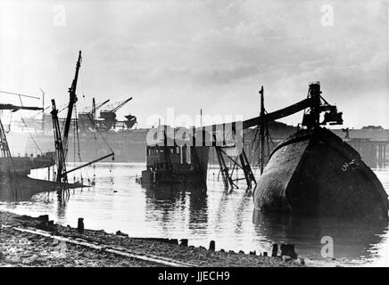 L'immagine della propaganda nazista mostra navi distrutte in un porto di Dunkerque francese (Dunkerque) dopo che gli inglesi si tirarono fuori e le truppe tedesche Wehrmacht occuparono la città. Pubblicato nel dicembre 1940. Un reporter di stato nazista ha scritto sul retro della foto il 12.12.1940: "Fino ad oggi ci sono ancora tracce della terribile catastrofe dell'imbarco che si è svolta durante il volo delle forze di spedizione inglesi". Fotoarchiv für Zeitgeschichte - NESSUN SERVIZIO DI CABLAGGIO - | utilizzo in tutto il mondo Foto Stock