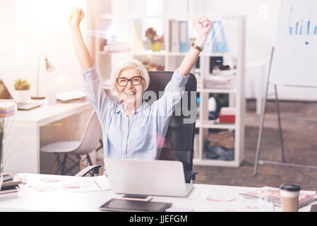 Dedicato donna laboriosa il tifo al suo posto di lavoro Foto Stock