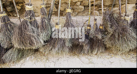 Dettaglio delle scope di streghe di halloween, oggetti per volare, festa di Halloween, stregoneria Foto Stock
