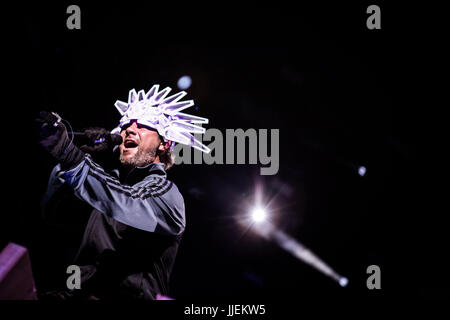 Locarno, Svizzera. 18 Luglio, 2017. Jay Kay del english acid jazz band Jamiroquai raffigurata sul palco come essi svolgono al Moon & Stars Festival 2017 a Locarno in Svizzera. Credito: Roberto Finizio/Pacific Press/Alamy Live News Foto Stock