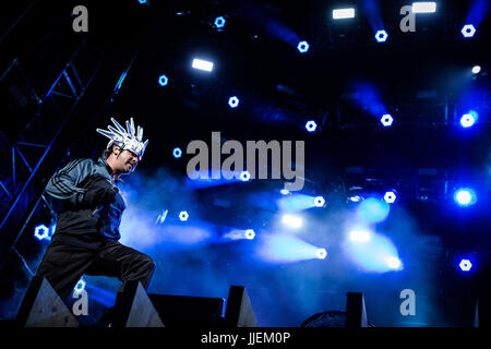 Locarno, Svizzera. 18 Luglio, 2017. Jay Kay del english acid jazz band Jamiroquai raffigurata sul palco come essi svolgono al Moon & Stars Festival 2017 a Locarno in Svizzera. Credito: Roberto Finizio/Pacific Press/Alamy Live News Foto Stock