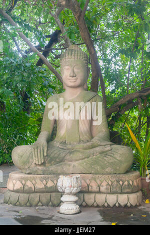 Pietra di Buddha e la statua in marmo di giungla tropicale in Cambogia Battambang Hill tempio Foto Stock