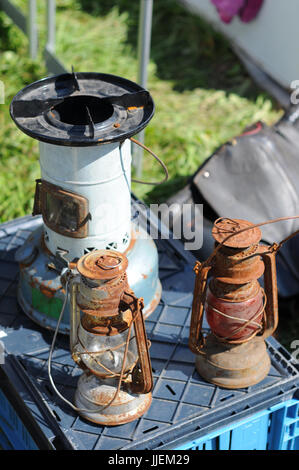 Due vecchie lampade a cherosene su un mercato delle pulci Foto Stock