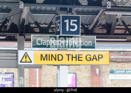 Mente il divario, segno,Clapham Junction, stazione ferroviaria, la piattaforma 15, Londra, Inghilterra Foto Stock