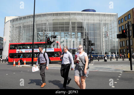Persone attraversare la strada al semaforo al di fuori di Blackfriars Station in estate a Londra REGNO UNITO KATHY DEWITT Foto Stock