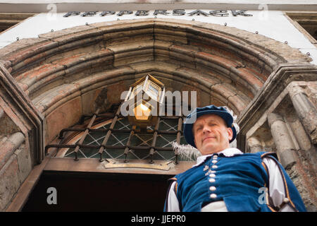 Un uomo in abito medievale accoglie i visitatori al ristorante Peppersack in Tallin, Estonia la Città Vecchia. Fondata nel 1248, la città vecchia di Tallinn è uno dell'Europa città medievali meglio conservate. Foto Stock