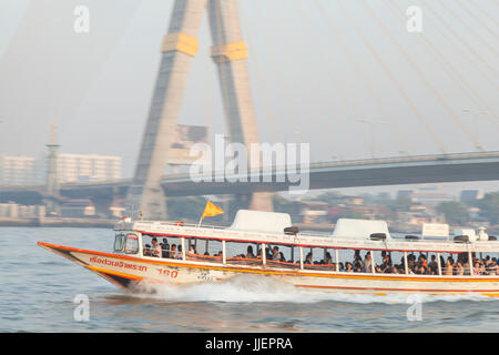 Con un taxi acqueo velocità passato sul Fiume Chao Phraya sotto il Ponte Sospeso con Cavi di Rama VIII., Phra Nakhon District, Bangkok, Thailandia. Foto Stock