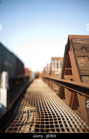Calore-metallo deformato net su una tavola di legno treno merci carro Foto Stock