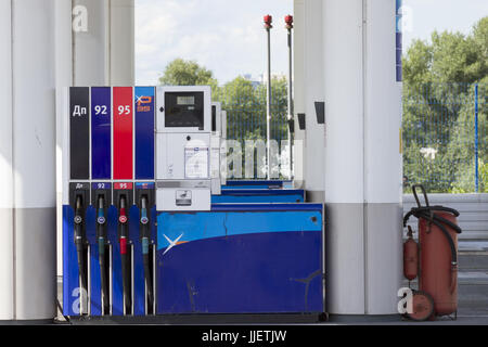 Stazione di gas con due colonne e combustibili diversi Foto Stock