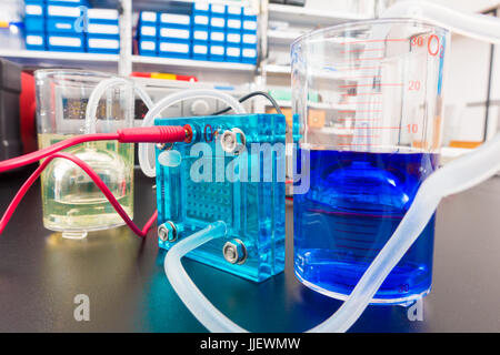 La ricerca sulle celle a combustibile in laboratorio Foto Stock