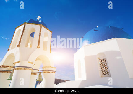 Cupola della chiesa ortodossa in Santorini Foto Stock