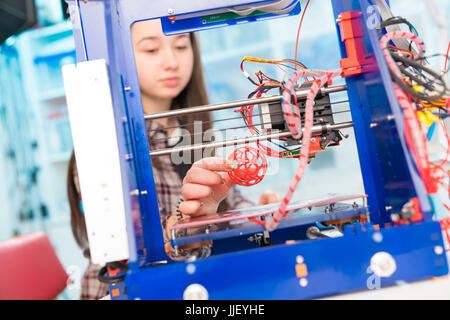 Stampe di ragazza modello 3d sulla stampante 3D Foto Stock