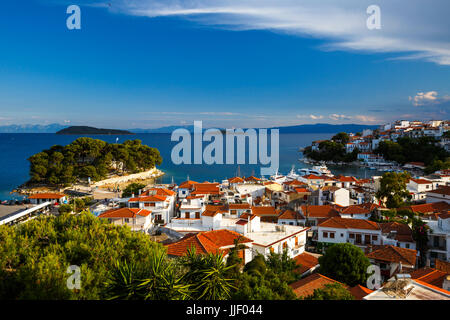 Vista del porto vecchio sull' isola di Skiathos ed Euboea in distanza, Grecia. Foto Stock