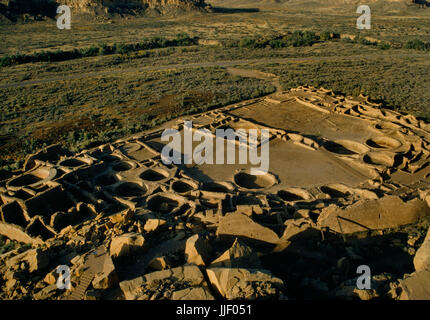 Visualizza SW da Alto Mesa su Pueblo Bonito Anasazi multi-storey grande casa, Chaco Canyon, Nuovo Messico. Mostra D pianta a forma di camera, blocchi, plaza & kivas. Foto Stock