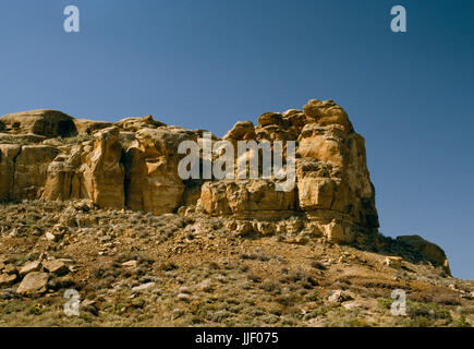 Un Anasazi rock-cut scala sulla scogliera a sud del Chaco Canyon, Nuovo Messico, solo e di Casa Riconada grande kiva & case: scalinata che si collega a una strada Foto Stock