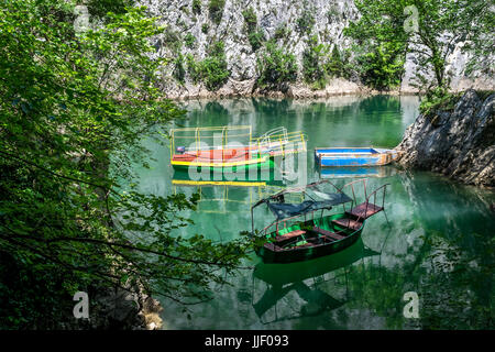 Vecchie barche ormeggiate nella piccola baia a matka canyon, Skopje, Macedonia Foto Stock