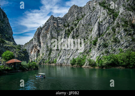 Barca a motore nel lago di canyon matka in Macedonia Foto Stock