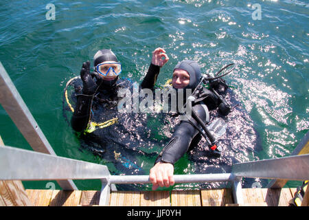 Happy diver dopo aver completato la sua prima immersione Foto Stock