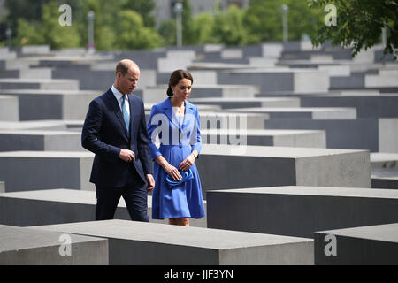 Il Duca e la Duchessa di Cambridge durante una visita al Memoriale dell Olocausto a Berlino il primo giorno del loro tre giorni di tour in Germania. Foto Stock