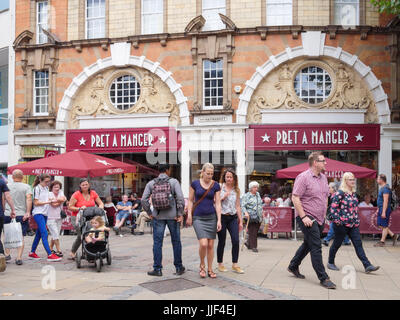 Una scena di strada in Norwich Norfolk REGNO UNITO mostra pedoni shopping e Pret a Manger ristorante Foto Stock