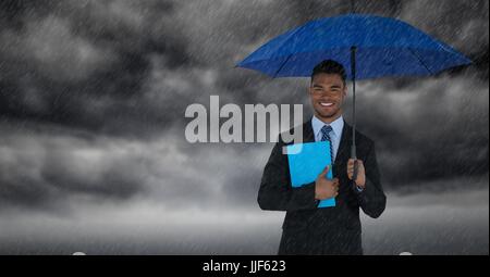 Composito Digitale dell uomo d affari con ombrellone e blue book contro le nubi con pioggia Foto Stock