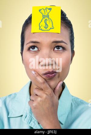 Composito Digitale della donna di pensare con bigliettino giallo sulla testa che mostra moneybag blu doodle contro backgroun giallo Foto Stock