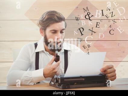 Composito Digitale del Hipster uomo su nastri inchiostratori per macchine da scrivere con lettere e legno Foto Stock