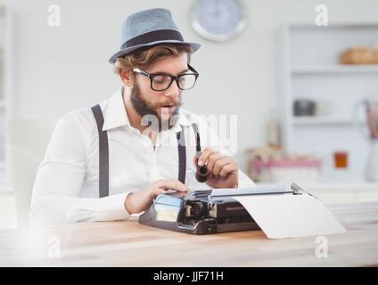 Composito Digitale del Hipster uomo sulla macchina da scrivere in una luminosa sala Foto Stock