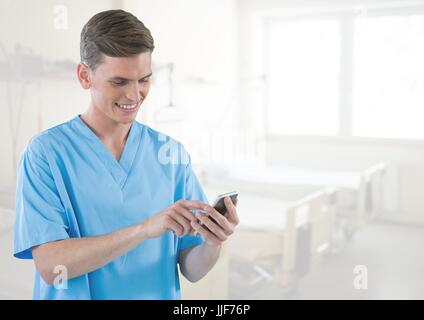 Composito Digitale del medico sul telefono cellulare in una luminosa stanza di ospedale Foto Stock