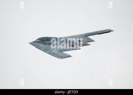 Un USAF Northrop Grumman B-2 bombardiere Stealth durante un flypast a RIAT 2017 Foto Stock