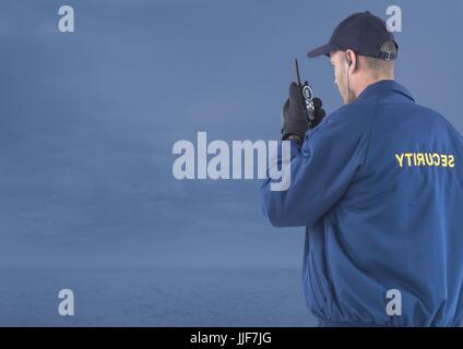 Composito Digitale dell uomo di sicurezza esterno con sfondo blu nubi Foto Stock