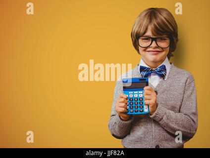 Composito Digitale del Ragazzo che sorride con la calcolatrice contro sfondo giallo Foto Stock