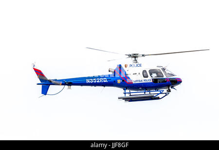 La contea di Suffolk elicottero della polizia in volo su Sag Harbor's Haven's Beach in Eastern long island Foto Stock