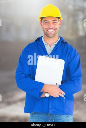 Composito Digitale del lavoratore edile con penna grafico nella parte anteriore del sito in costruzione Foto Stock