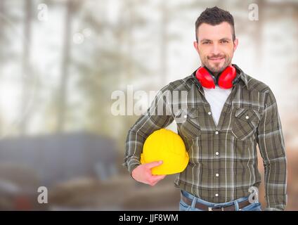 Composito Digitale del lavoratore edile di fronte la silvicoltura sito in costruzione Foto Stock