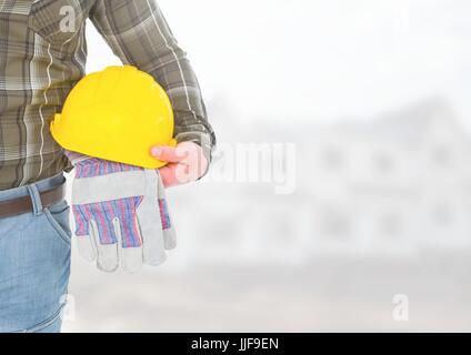 Composito Digitale del lavoratore edile con casco di protezione nella parte anteriore del sito in costruzione Foto Stock