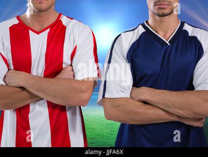 Composito Digitale dei giocatori di calcio con le sue mani piegate, luce blu in campo Foto Stock