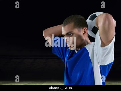 Composito Digitale del giocatore di calcio buttare la palla. campo Foto Stock